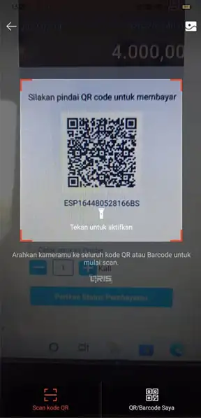 Pelanggan melakukan scanning QR code Qris untuk melakukan pembayaran di aplikasi kasir android iREAP POS PRO